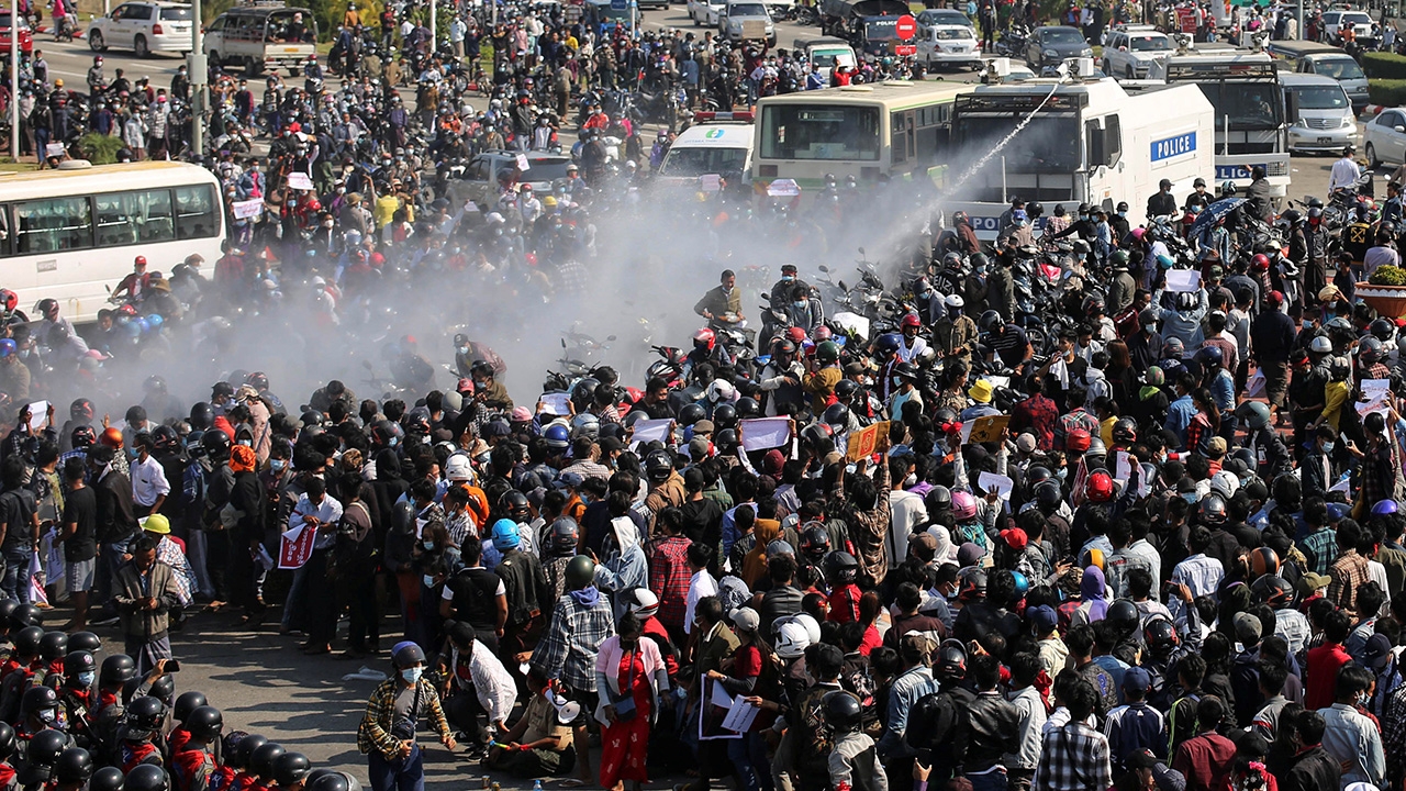 ชาวพม่าทั่วประเทศ ลงถนนต้านรัฐประหาร วันที่ 3 โดนทางการส่งรถฉีดน้ำไล่
