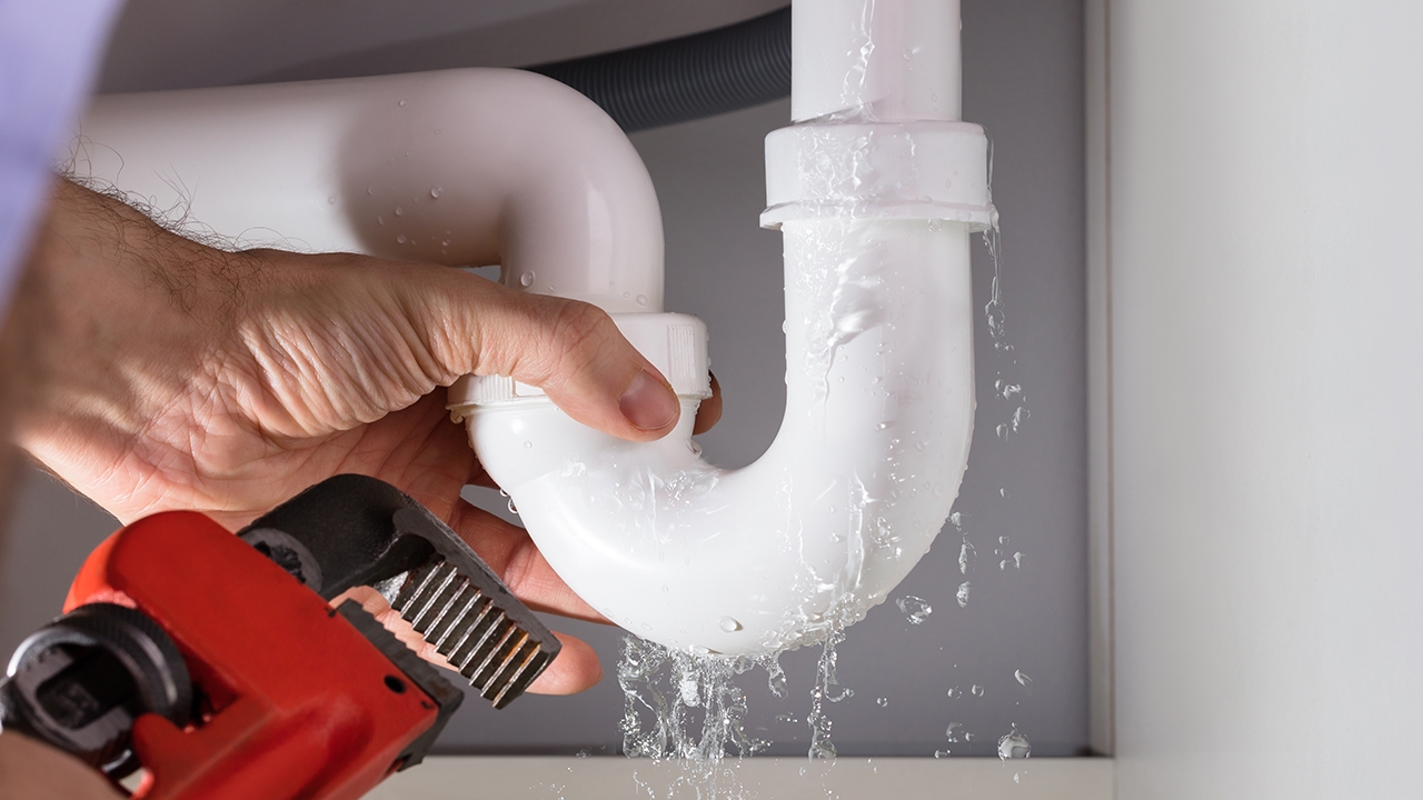 ชาวบ้านชุมแพเดือดร้อนท่อประปาแตก ถนนเข้าบ้านเละเป็นดินโคลน