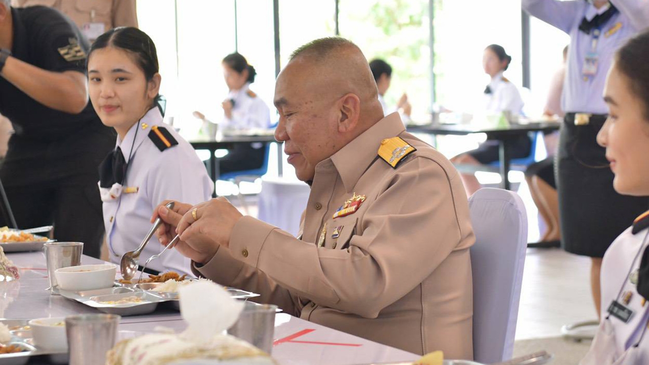 ผบ.ทร. ตรวจเยี่ยม ร่วมวงข้าว นร.พยาบาล-นร.จ่าทหารเรือ แบบกันเอง