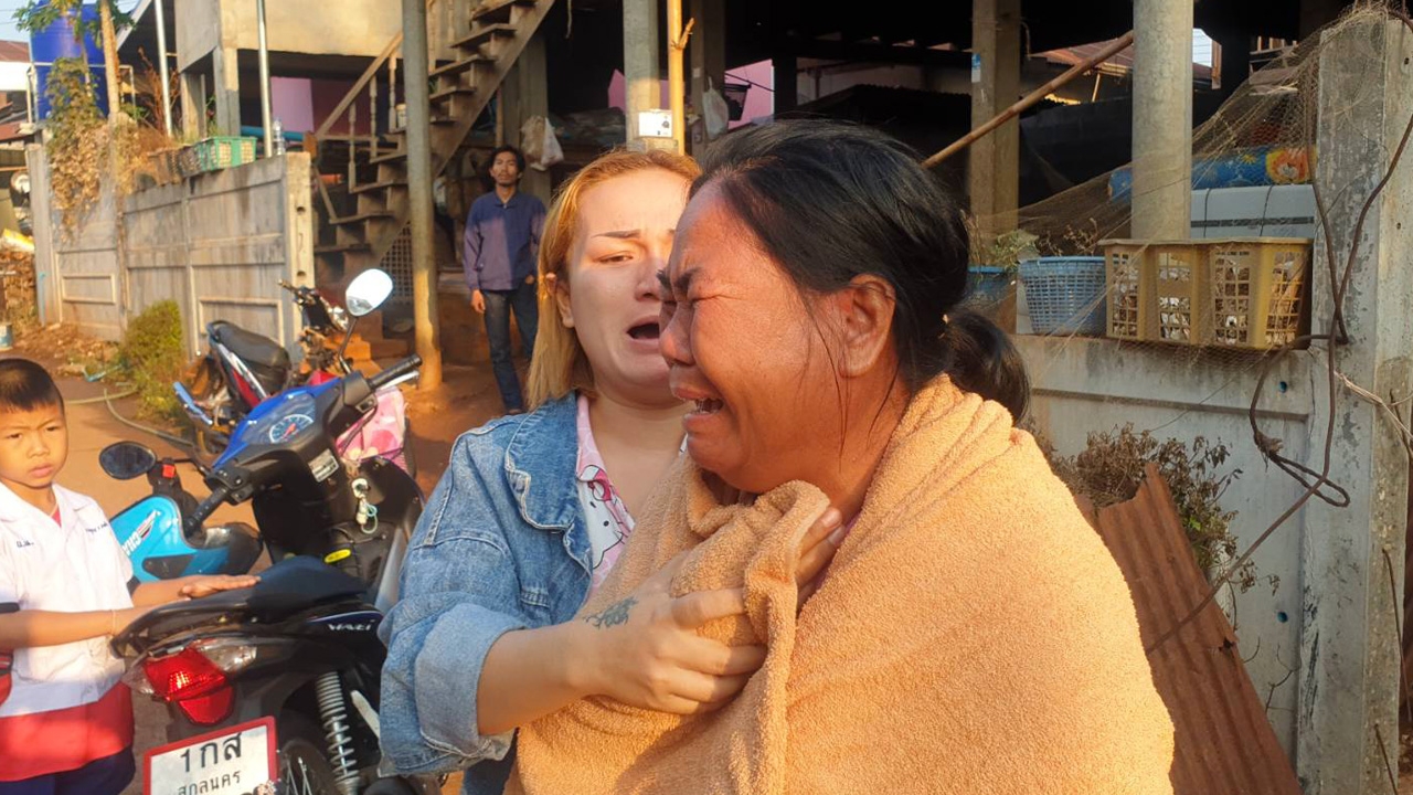 ไฟไหม้ที่นครพนมเผาบ้านวอด 9 หลัง เศร้า 9 ครอบครัวเหลือเสื้อผ้าชุดเดียว