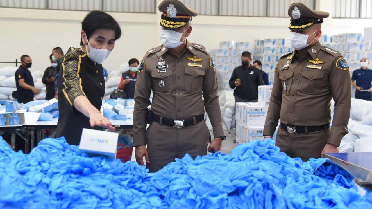 ป.บุกทลายโรงงานผลิตถุงมือแพทย์เถื่อน ค่า 500 ล้าน ล่านายทุนจีน