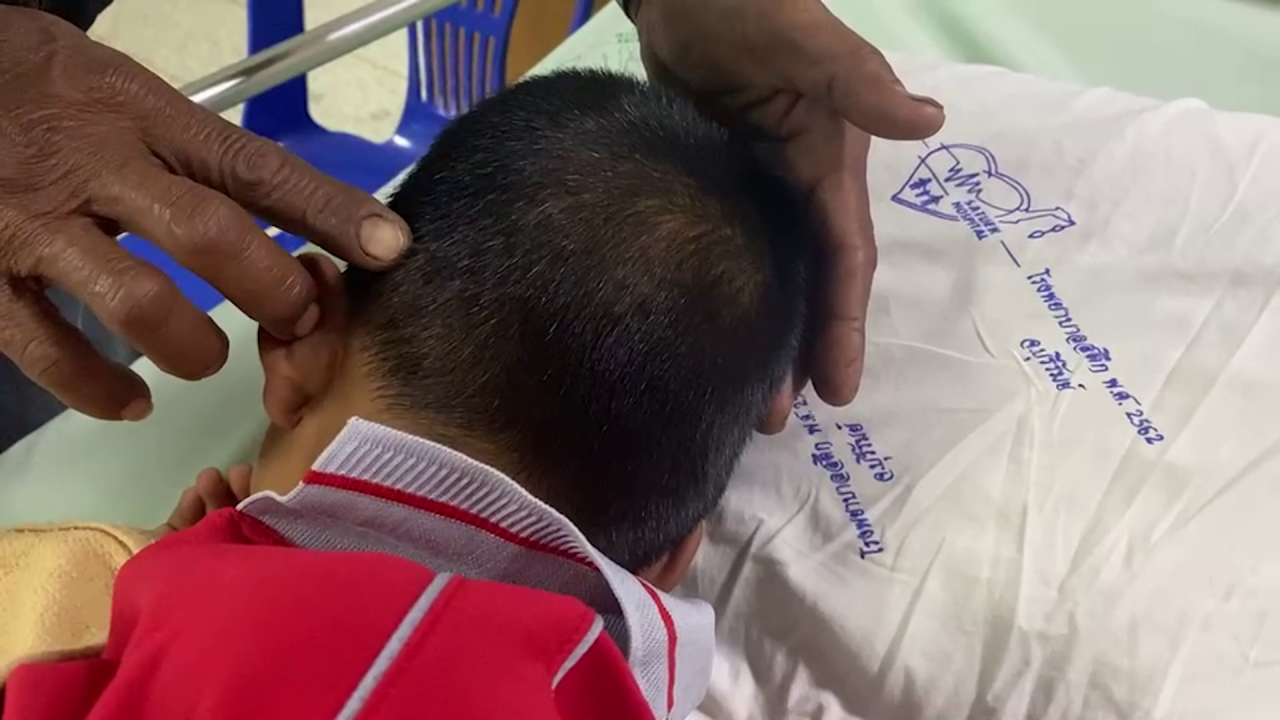 แม่สติแตกบุกโรงเรียน บีบคอ จับหัว ด.ช. 7 ขวบ กระแทกพื้น แค้นแกล้งลูก