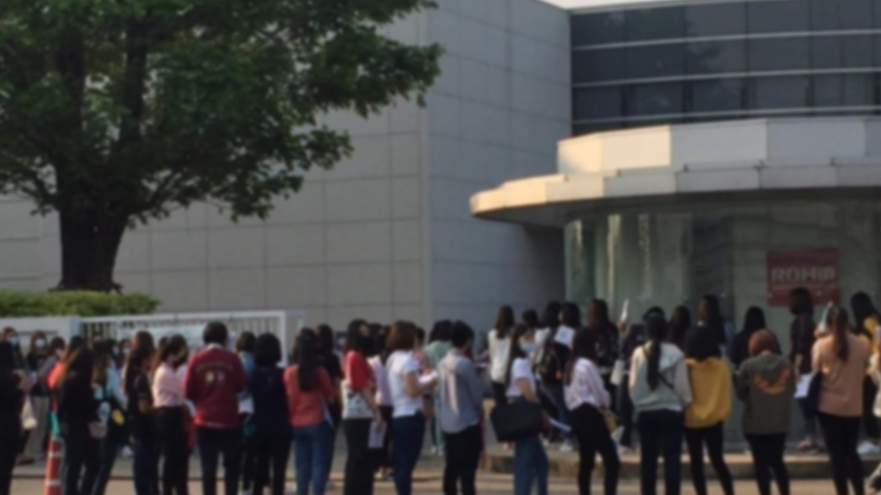 เปิดคลิปคนแห่สมัครงาน บริษัทดังนวนคร ยืนรอแถวยาวกว่า 3 กิโลเมตร
