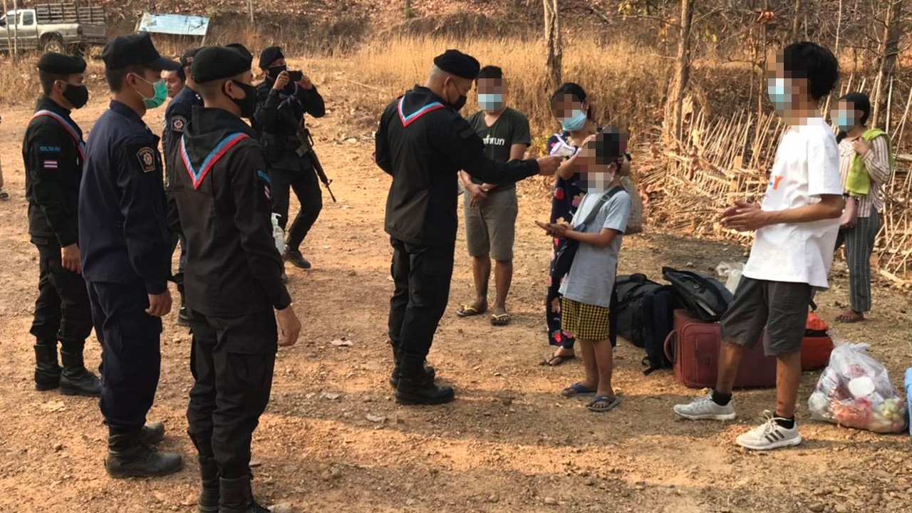 จนท.เร่งหาสถานที่รองรับผู้ลี้ภัย หลังชาวเมียนมาแห่เข้าไทยที่บ้านเสาหิน
