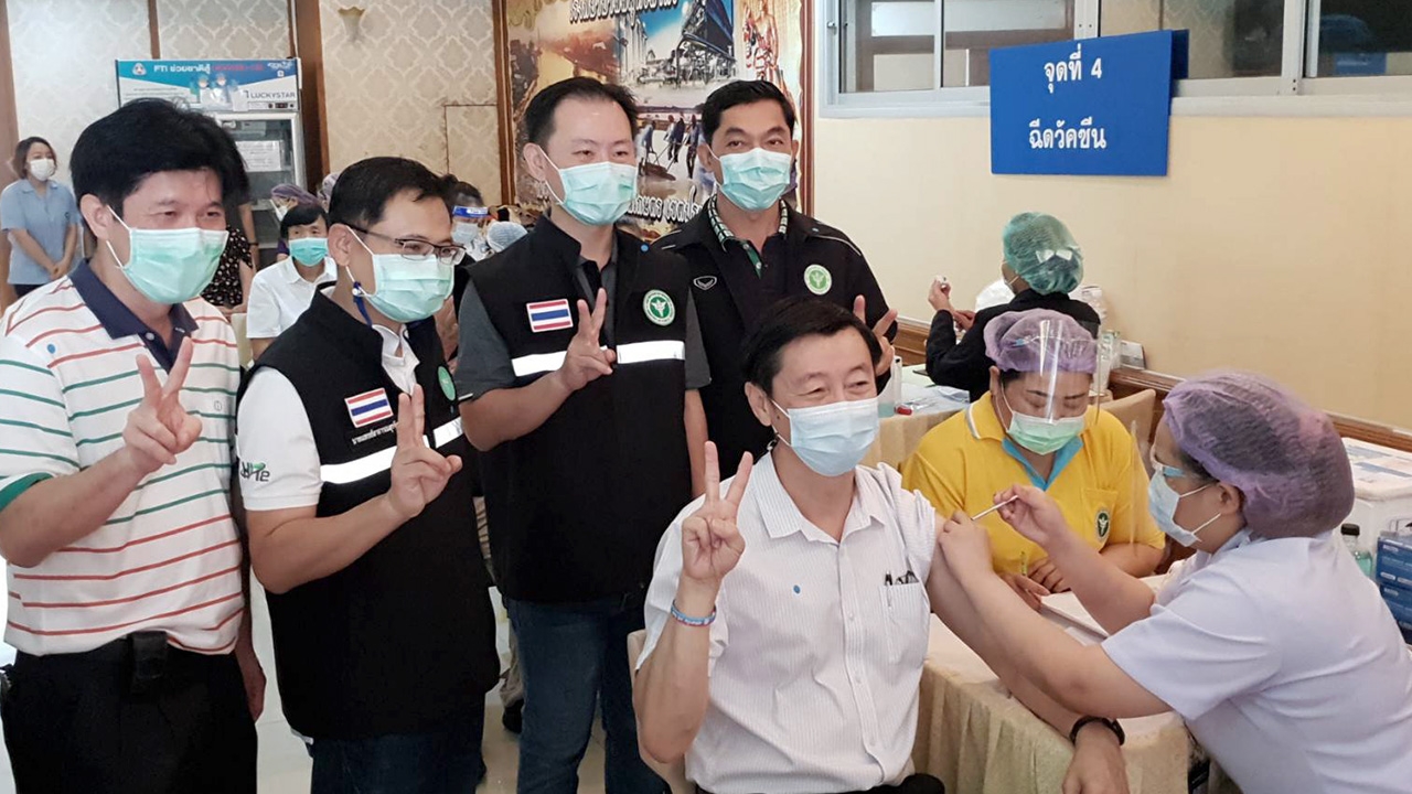 สมุทรสาครเริ่มฉีดวัคซีนแอสตราเซเนกาให้ผู้สูงอายุ ซิโนแวคครบเป้าแล้ว