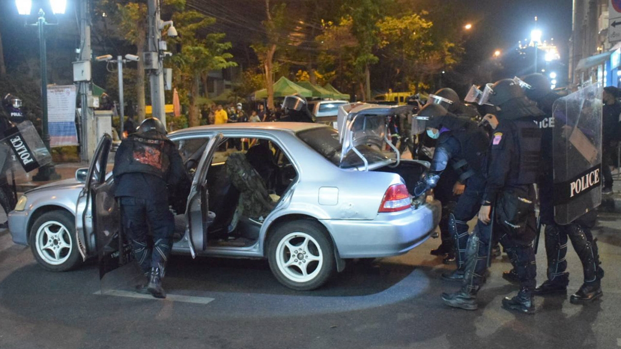 ตำรวจรวบลุงขับเก๋งพยายามฝ่าวงล้อม คฝ.หน้าตรอกตึกดิน พบคล้ายคนมึนเมา 