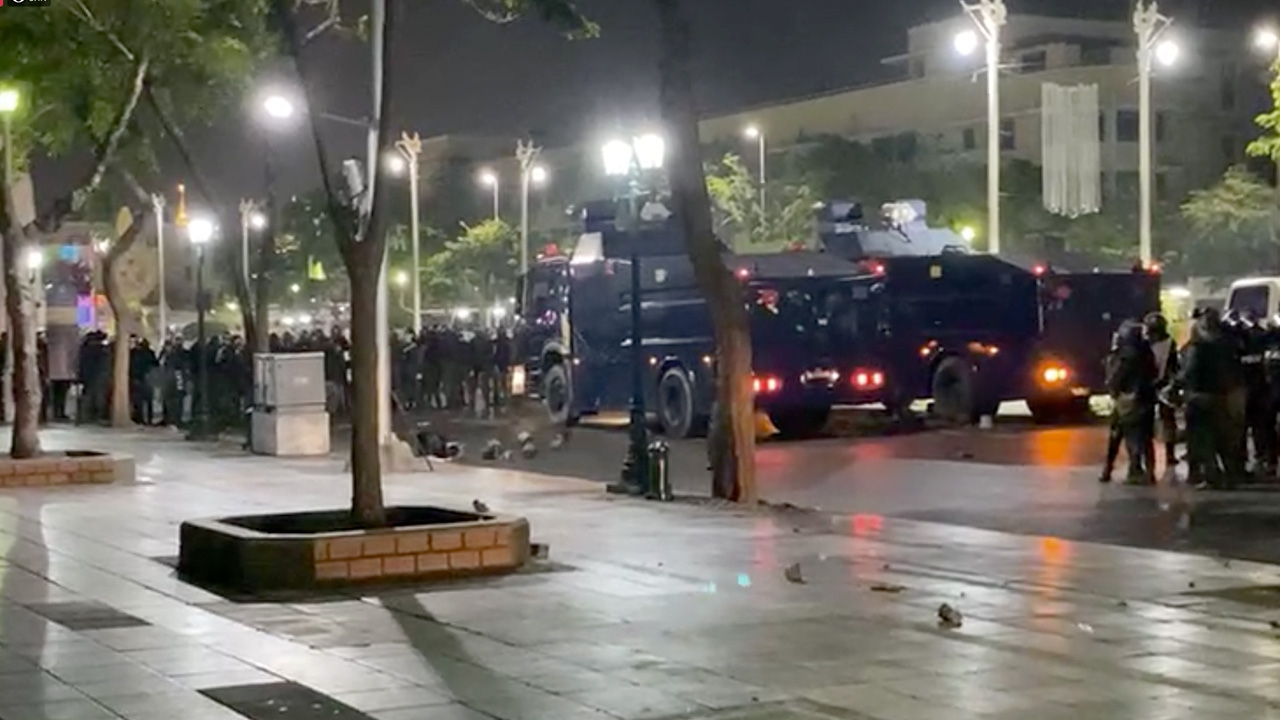 ตำรวจควบคุมฝูงชนกระชับพื้นที่จากแยกคอกวัว ไปอนุสาวรีย์ประชาธิปไตย