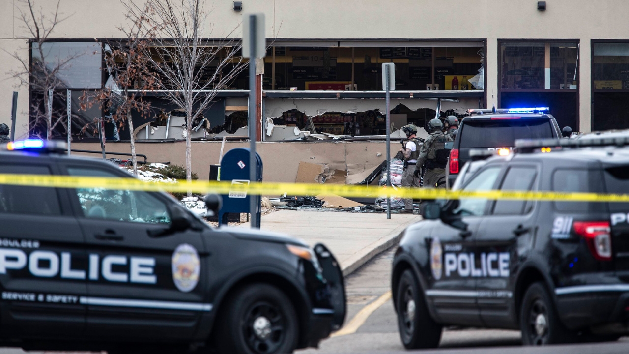 ช็อก กราดยิงโคโลราโด ตายเป็นสิบ รวม ตร.ฮีโร่สู้มือปืน พลาดท่าถูกยิงดับ 