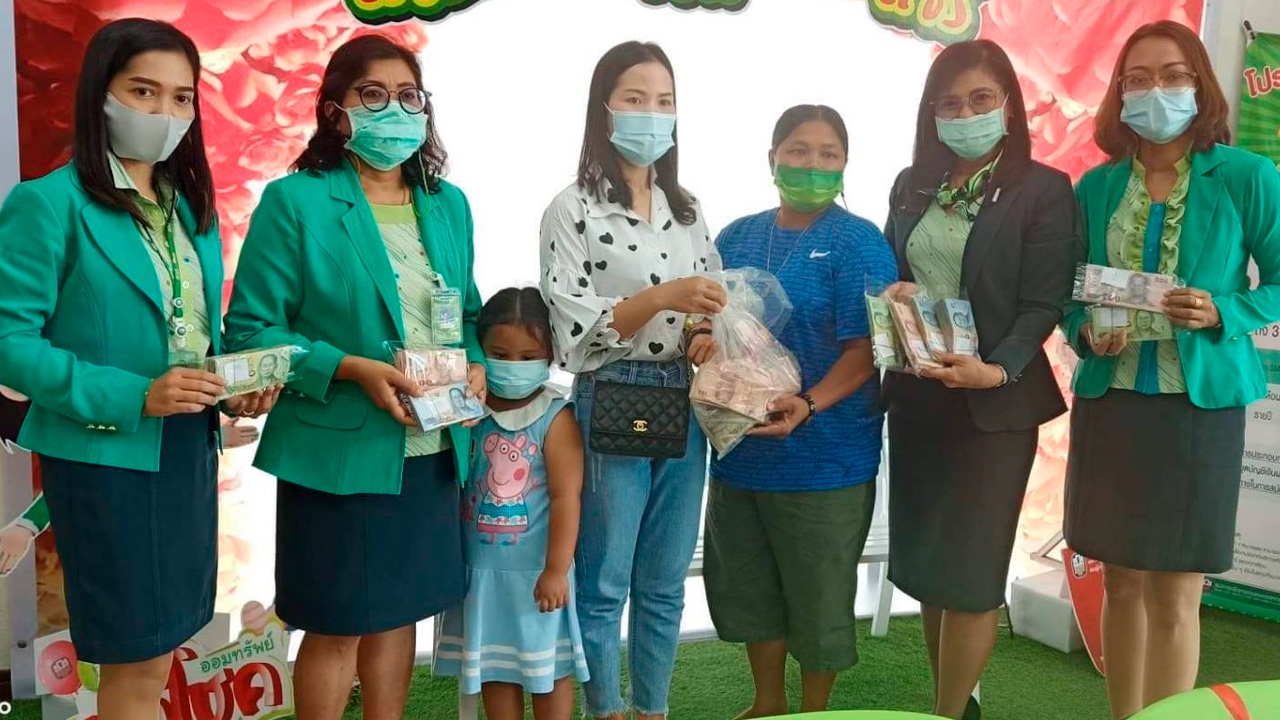 ลูกสาวหอบเงินที่พ่อฝังดินไว้ ให้ ธกส.ตรวจนับธนบัตร พบยังใช้ได้ 5.2 หมื่น