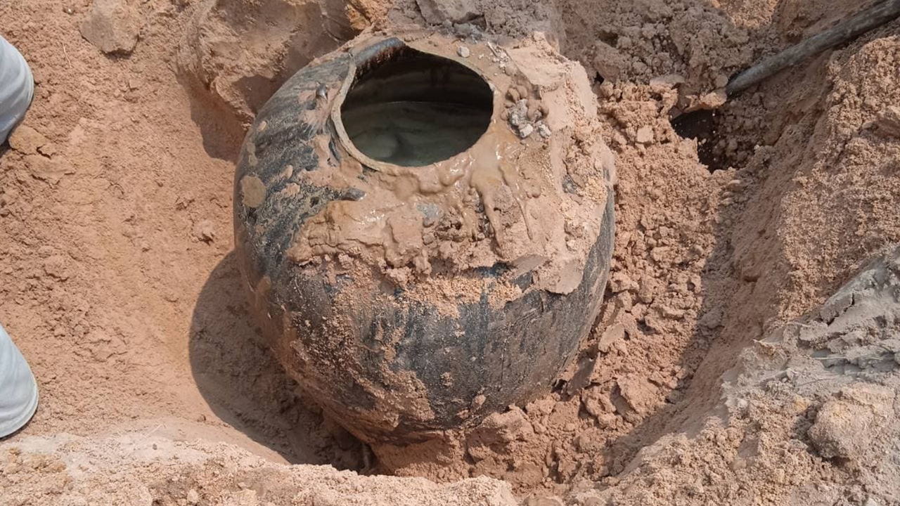 เจ้าของที่นาร้อยเอ็ดขุดพบไหโบราณ ขอกรมศิลปากรตรวจสอบ คาดอายุหลายร้อยปี 