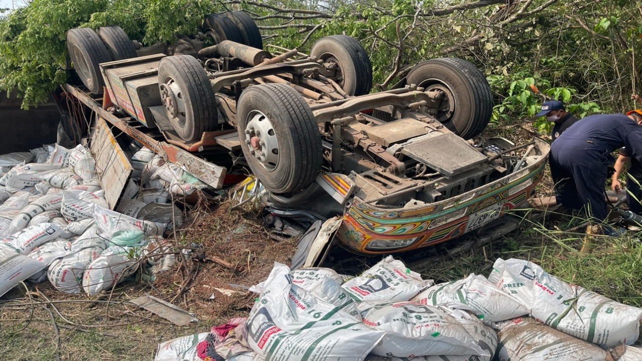 รถพ่วงบรรทุกปุ๋ยลงเขาภูเรือ เบรกแตก คว่ำทับคนขับเสียชีวิต