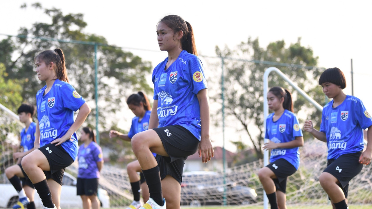 “โอกาโมโตะ” ยกนิ้วชมแข้งชบาแก้วยู-20 หลังลงซ้อมครั้งแรก