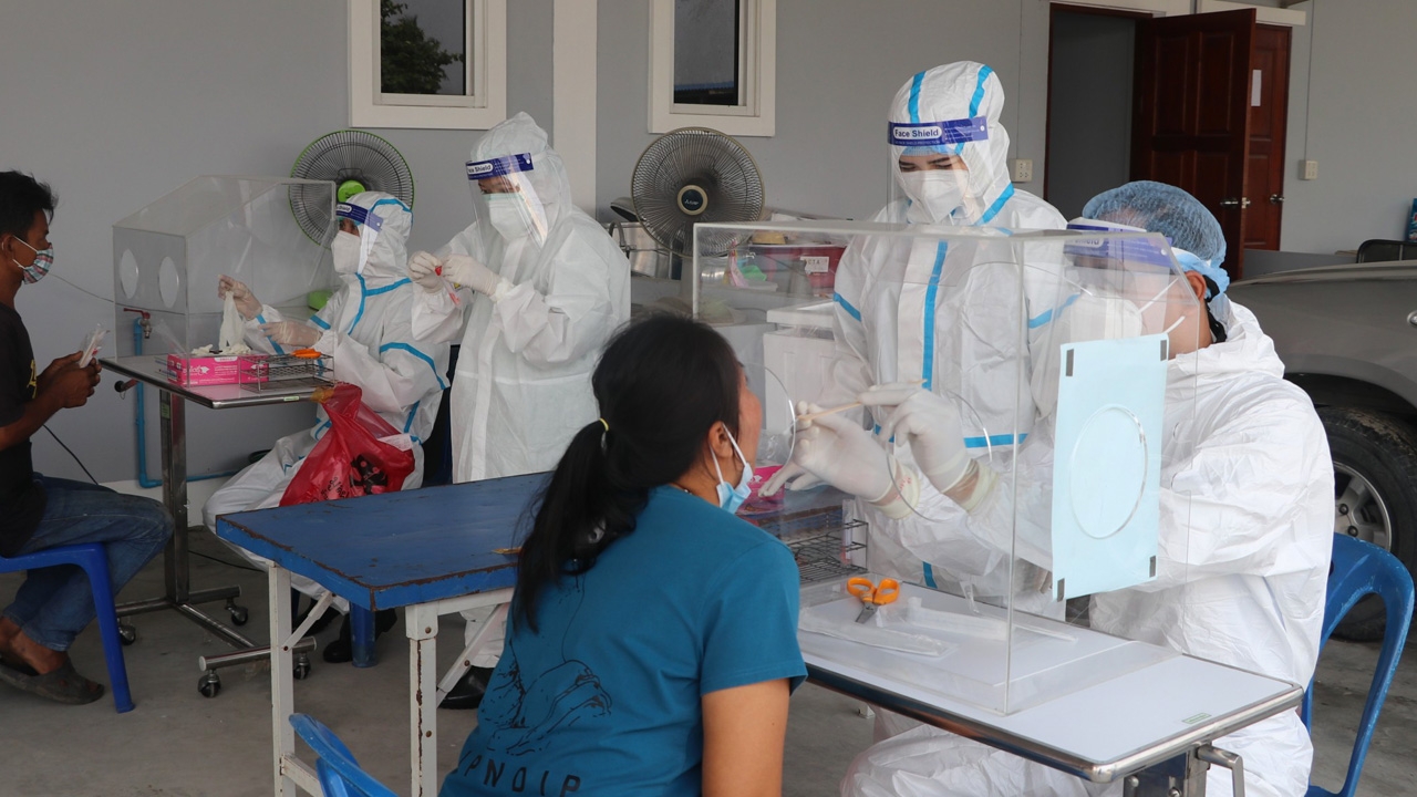 ผู้ว่าฯ สุพรรณบุรี สั่งตรวจตลาดมะม่วง อ.ศรีประจันต์ หลังพบติดโควิด 1 ราย