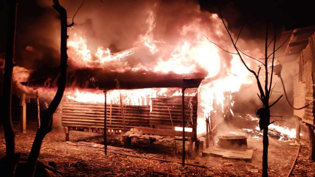 ไอ้เจิด ทรพีคลั่งยา คลุกข้าวกับยาเบื่อให้แม่กิน ก่อนเผาบ้านวอด