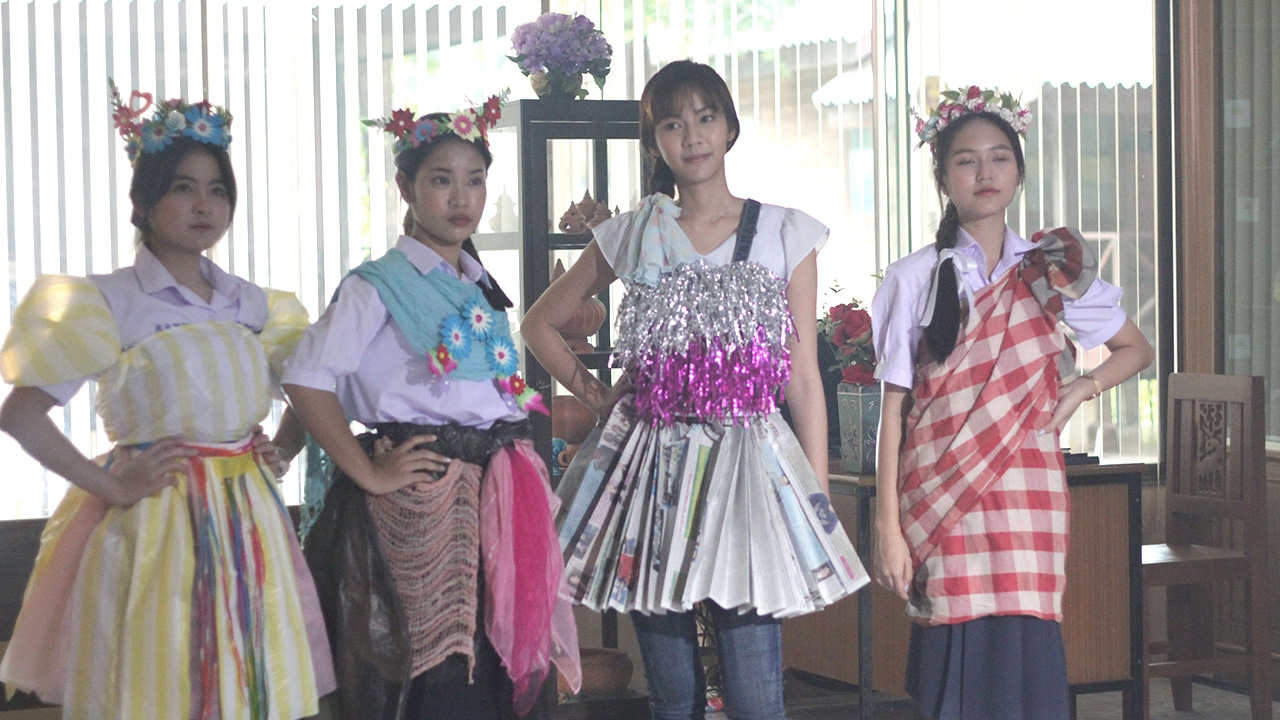 บ้านไร่สายสมร EP.8 ไหมตะวัน ร่วมกิจกรรมสอนเด็กเดินแบบที่โรงเรียนของแสนภูมิ