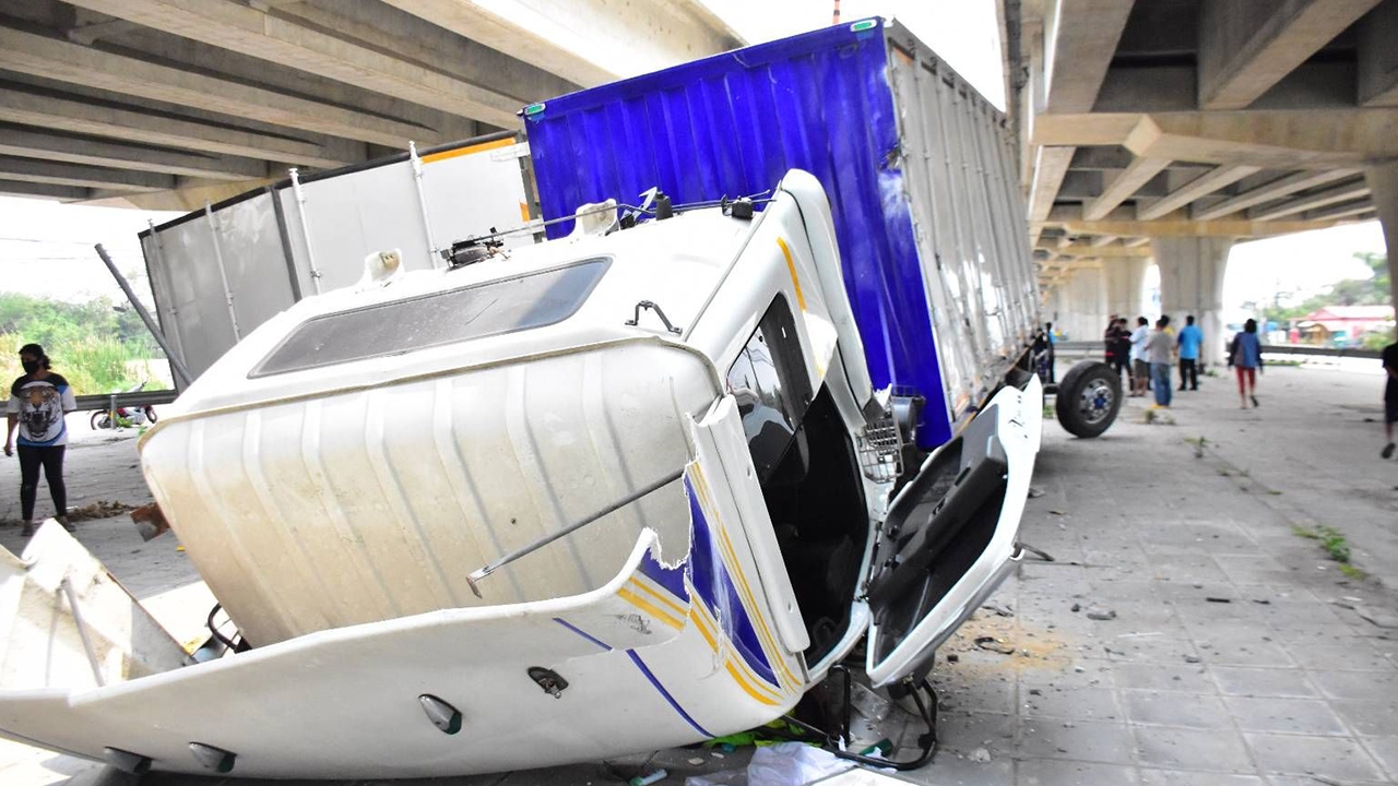 สิบล้อตกสะพานข้ามแยกแถวสุวินทวงศ์ คนขับสาหัสยื้อไม่ไหวตายที่โรงพยาบาล
