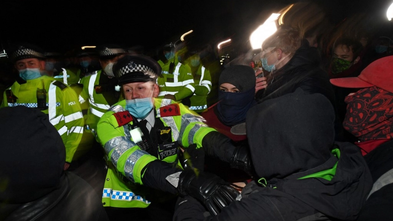 ผู้นำอังกฤษแสดงความกังวล เหตุตร.ลากผู้ร่วมพิธีไว้อาลัยหญิงสาวเหยื่อฆาตกรรม