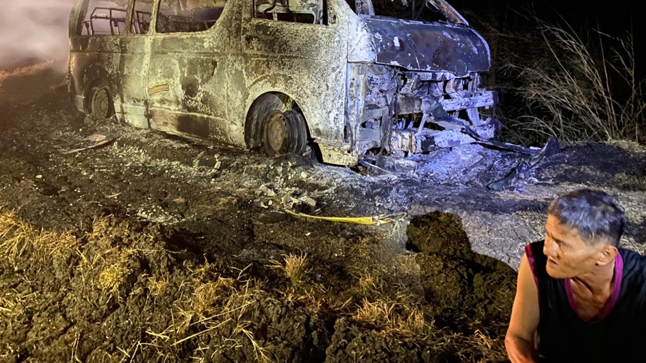 ลุงหลงลืม ขับรถตู้รับพนักงานตั้งแต่ตี 1 ลงทุ่งนา เร่งเครื่องไฟไหม้ทั้งคัน 