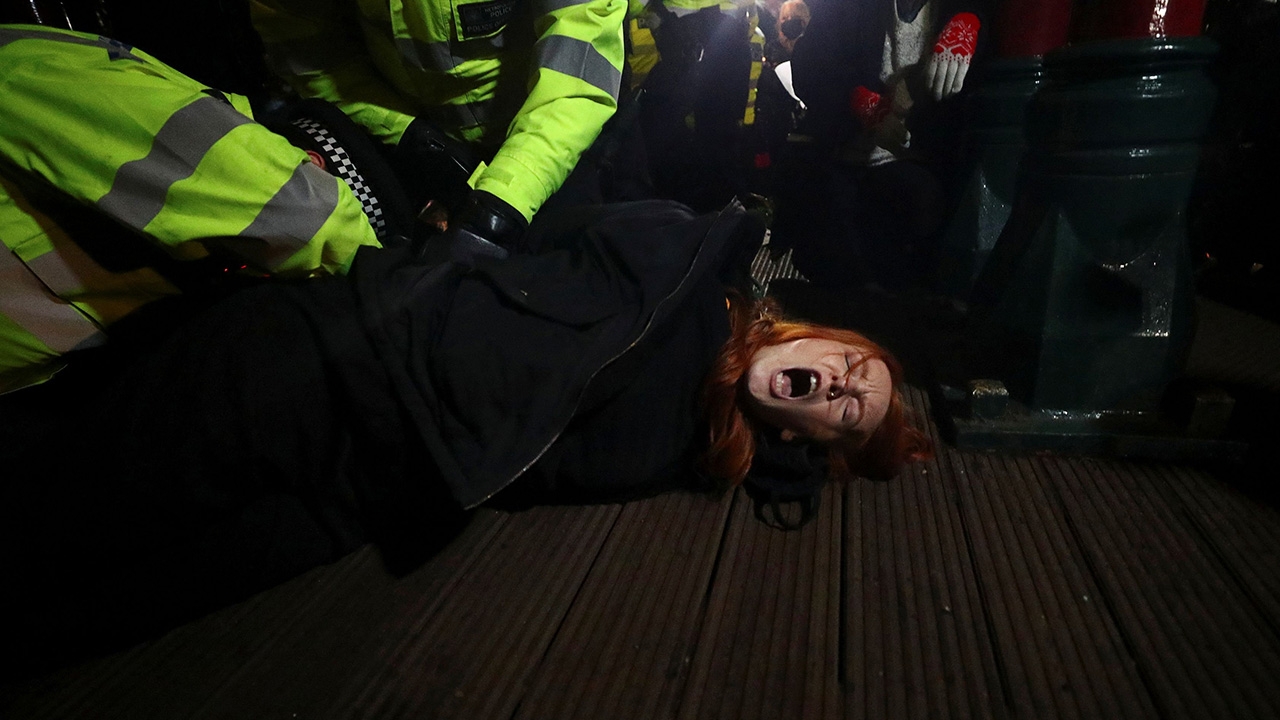 จวกยับ ตร.ลอนดอนใช้กำลังกับฝูงชน ชุมนุมไว้อาลัยหญิงเหยื่อฆาตกรรม