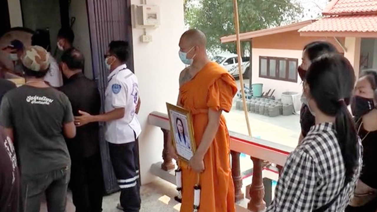 ชาวบ้านร่วมพิธีฌาปนกิจแม่พระอั๋น ลูกชายกราบแม่ขอลาบวชที่ รพ.จนน้ำตาท่วม