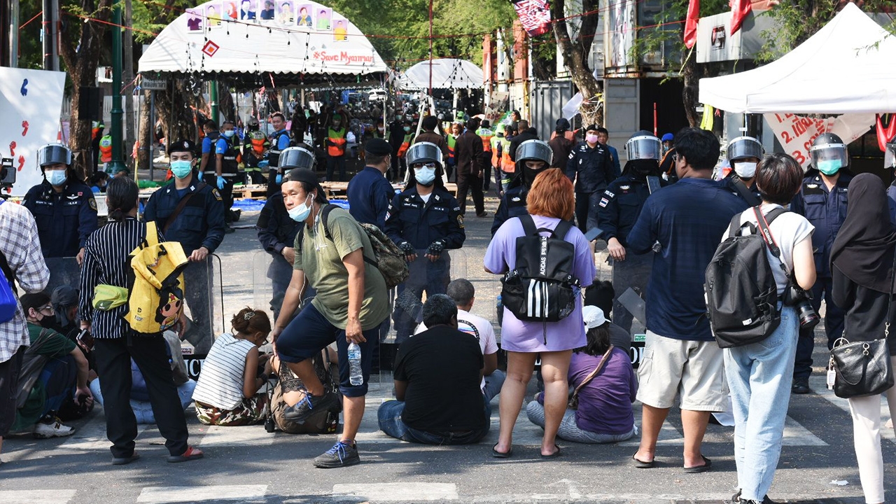 ตำรวจเคลียร์หน้าทำเนียบฯ ผู้ชุมนุมนั่งคุมเชิงอย่างสงบตรงสะพานชมัยมรุเชฐ