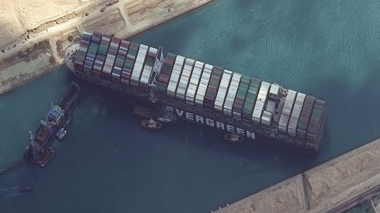 เผยคลิปนาที เรือยักษ์หันแรงขวางคลองสุเอซ ทั่วโลกลุ้นปฏิบัติการกู้เรือ