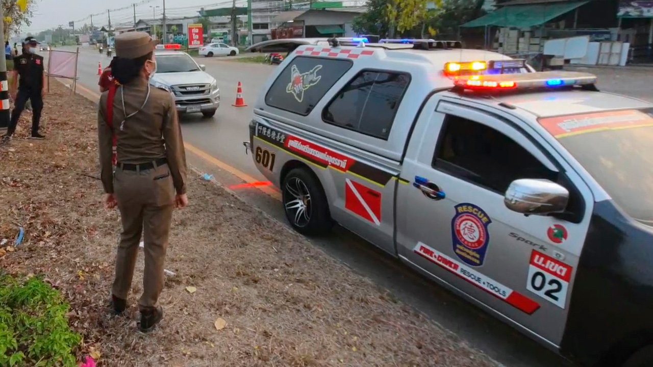 หนุ่มก่อสร้างหลอนว่ามีคนตามฆ่า ย่องมาผูกคอตายบนเกาะกลางถนนที่อุดรธานี