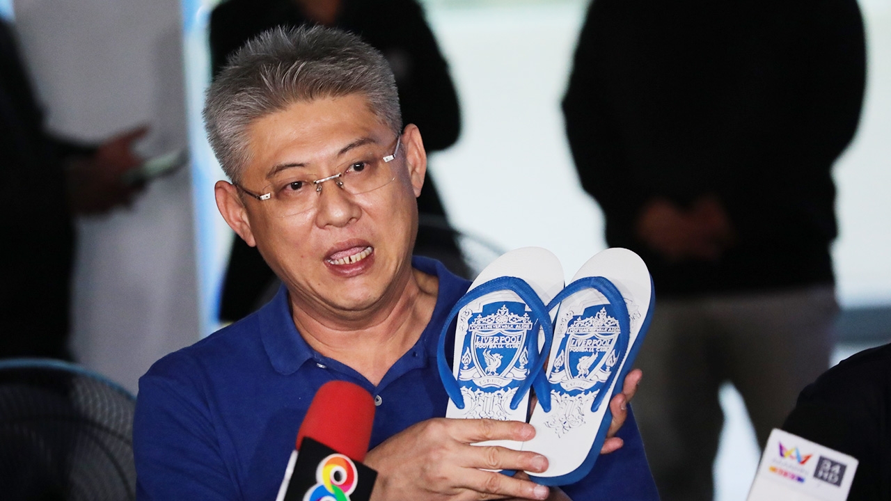 "สรยุทธ" สุดปลื้ม ได้รองเท้าสลักโลโก้ลิเวอร์พูล เป็นของขวัญวันอำลาคุก