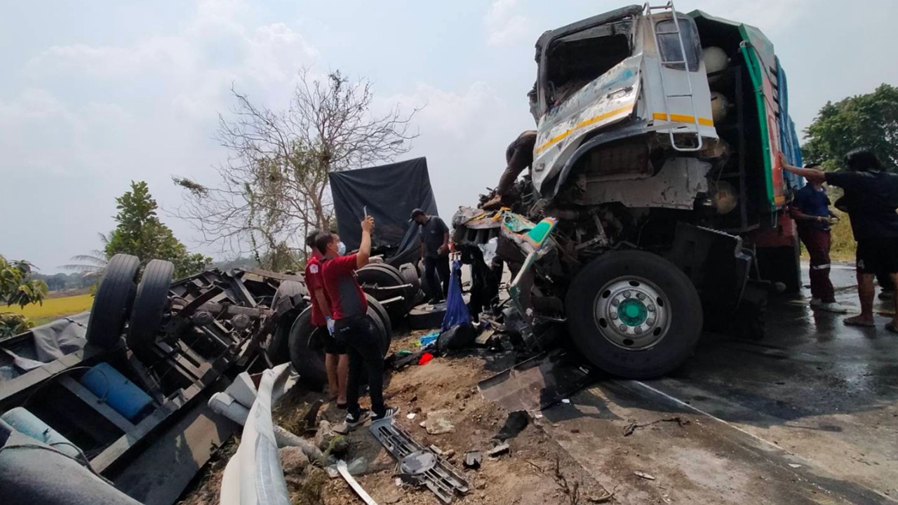 รถพ่วง 18 ล้อชนประสานงา ไฟลุกท่วม คลอกหนุ่มคนขับดับสลด  