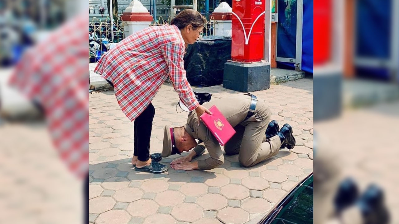 “หนูทำความฝันแม่สำเร็จแล้ว” : “กัปตันช้าง” ก้มกราบคุณแม่ หลังเสร็จสิ้นการฝึกตำรวจ