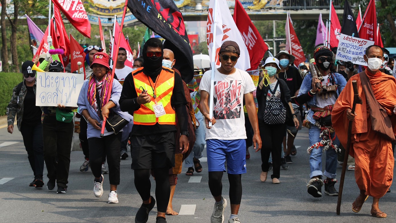 ม็อบเดินทะลุฟ้า V.2 ถึงทำเนียบฯ ประกาศตั้งหมู่บ้าน ย้ำ 4 ข้อเรียกร้อง