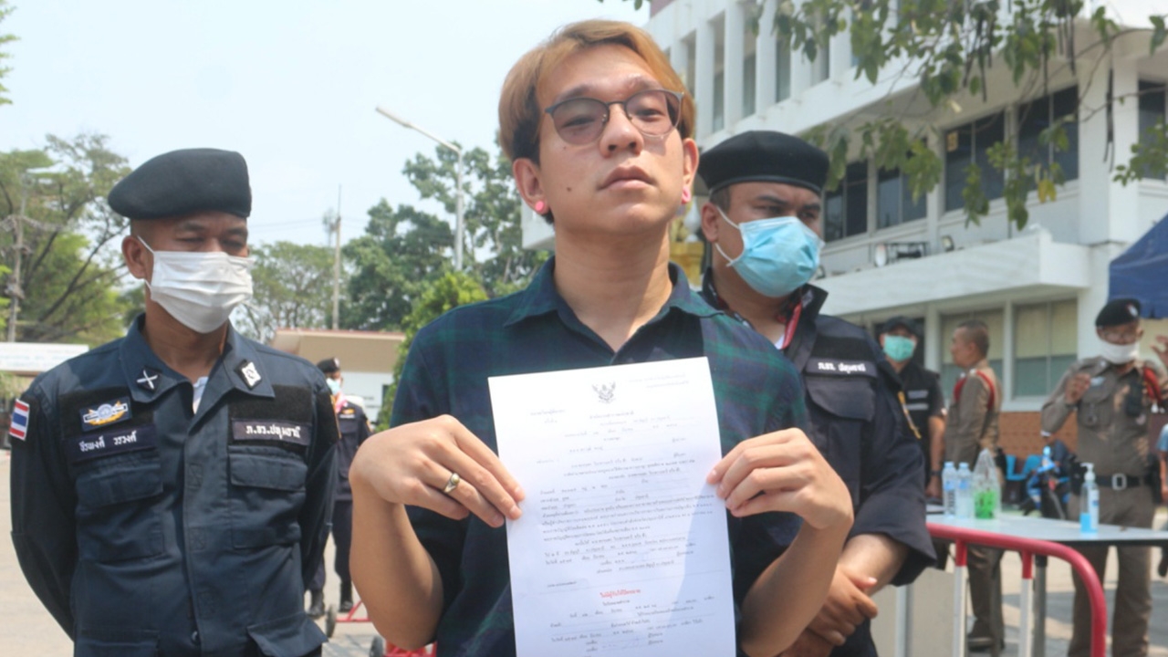 สภ.คลองหลวง แจ้ง ม.112 อีก 5 คน นศ.-นักกิจกรรม แสดงออกทางการเมือง