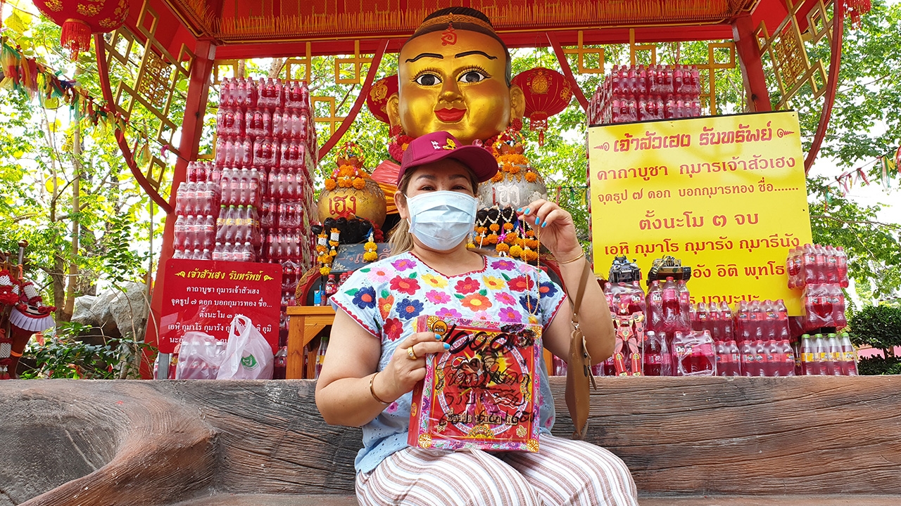 คนดวงเฮง ถวายทองคำ 3 เส้น แก้บนอาศรมฤาษีเณร หลังรับโชคใหญ่หลักแสน