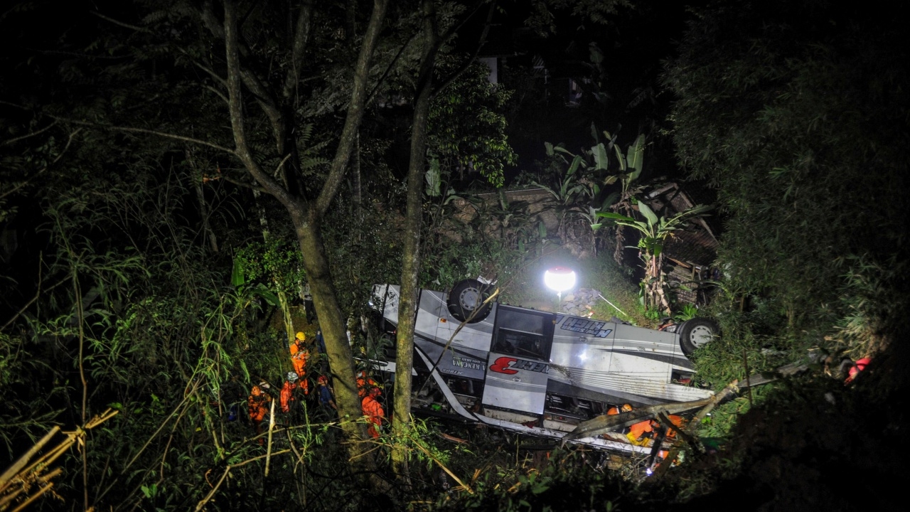 รถบัสนักเรียนเสียหลักตกเหวในอินโดนีเซีย ดับ 27 ศพ