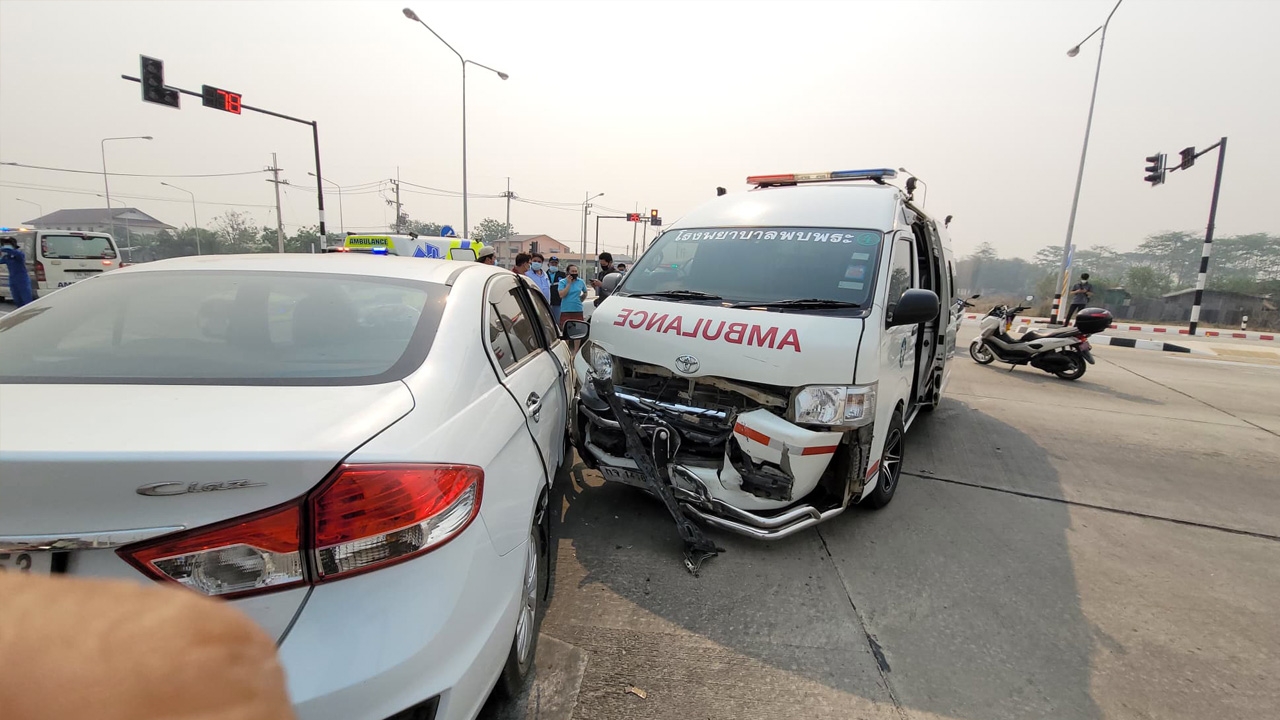 รถฉุกเฉินส่งคนไข้เร่งหนีไฟเหลือง ชนเก๋งได้ไฟเขียวคาแยกที่แม่สอด เจ็บ 2 ราย