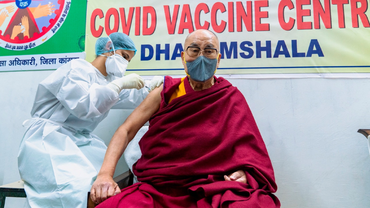 องค์ดาไล ลามะ ทรงได้รับการฉีดวัคซีนโควิด ของแอสตราเซเนกาแล้ว