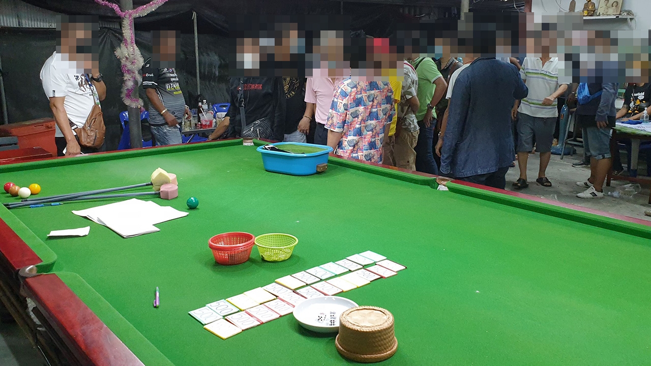 จับบ่อนกลางกรุง ชุมชนย่านดุสิต มั่วสุมเย้ยโควิดฯ อยู่ห่างศาลแค่ 100 ม.