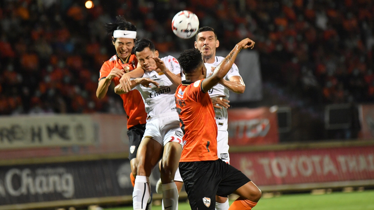 Chonburi, bruising at the end of the game, defeated Chiang Rai, the end of the 3-4 Thai League battle