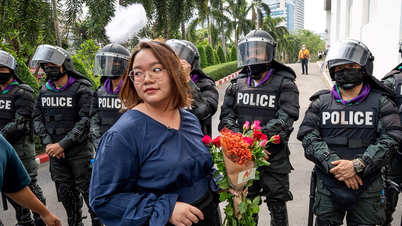 แถลงการณ์ "รุ้ง ปนัสยา" ถึงมวลชน ขอยึดมั่นชุมนุมแบบสันติวิธี ไม่ใช้ความรุนแรง