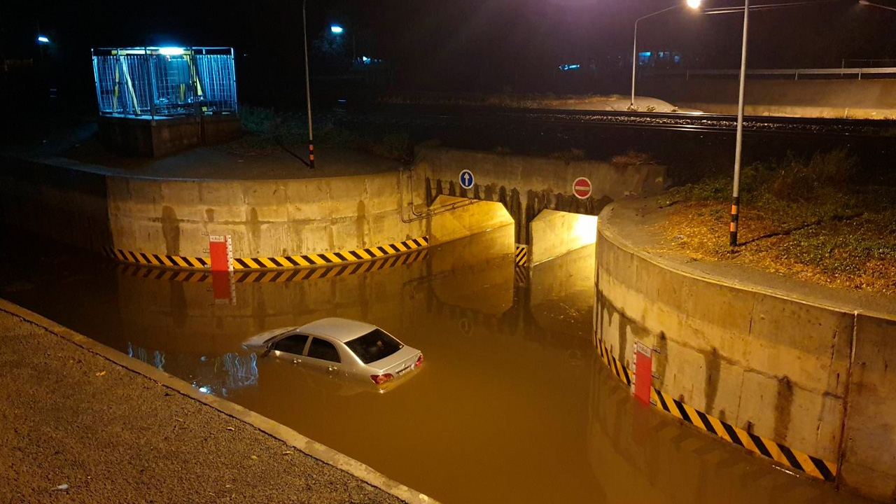 เก๋งมุดอุโมงค์ลอดรถไฟรางคู่โคราช เจอน้ำท่วมหวิดจมมิด โชคดีคนมาช่วยทัน