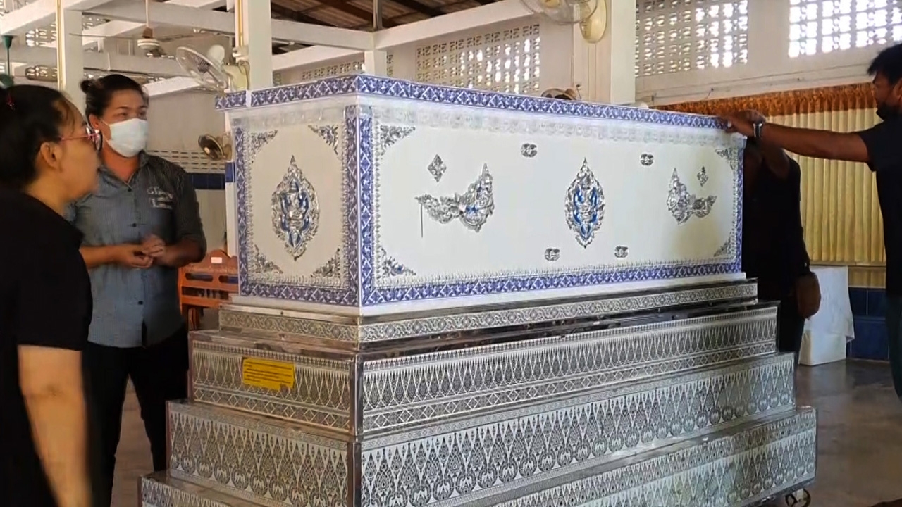 ครอบครัวนำศพ "น้องออย" 1 ใน 3 ศพที่ตายหนีคดีฉ้อโกงที่เชียงใหม่กลับชุมพร