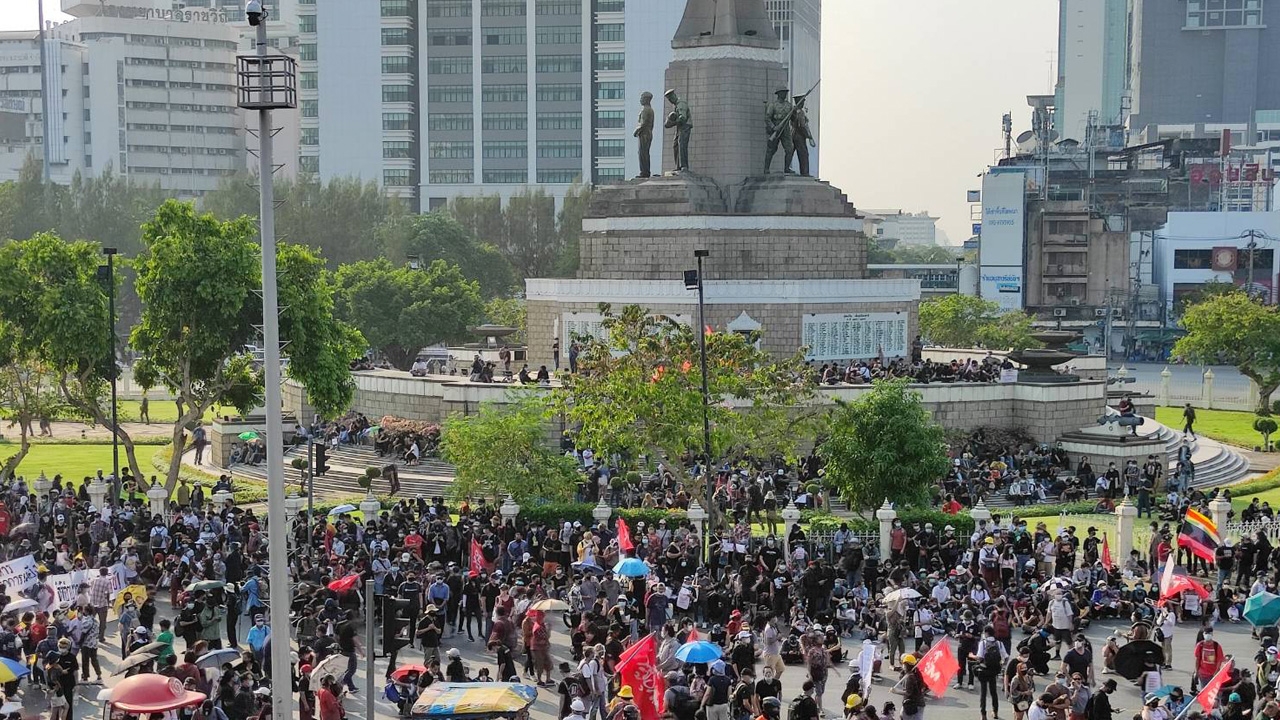 ประมวลภาพ กลุ่ม REDEM รวมตัวที่อนุสาวรีย์ชัย ก่อนเคลื่อนขบวนไปกรมทหารราบที่ 1