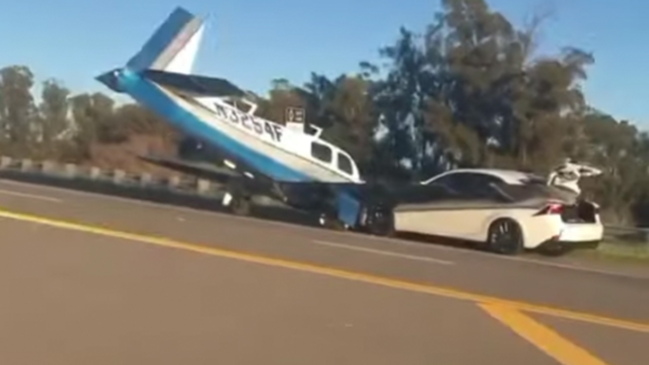 สุดระทึก เก๋งชนเครื่องบินเล็กที่ลงจอดฉุกเฉินบนถนนไฮเวย์ในสหรัฐฯ