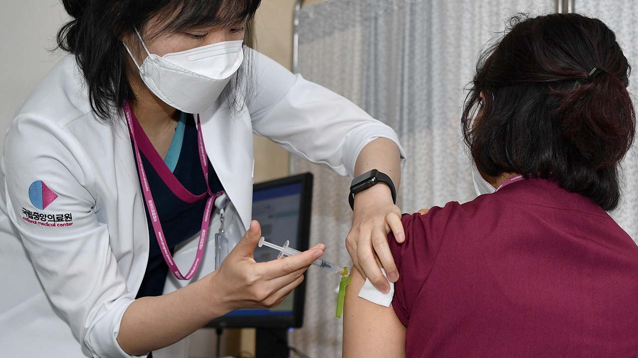 เกาหลีใต้สอบด่วน ผู้สูงอายุ 2 รายเสียชีวิต หลังฉีดวัคซีนแอสตราเซเนกา