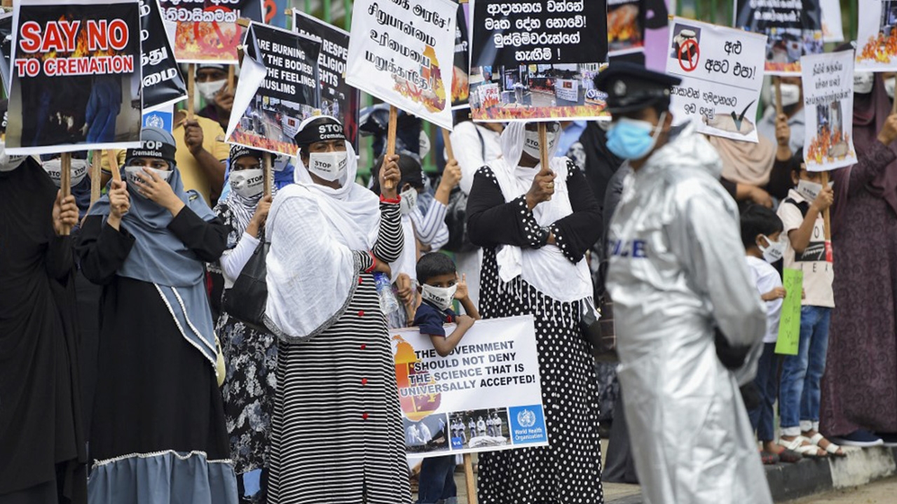 ศรีลังกาเลิกบังคับเผาศพเหยื่อโควิด จัดเกาะห่างไกลเป็นสถานที่กลบฝัง