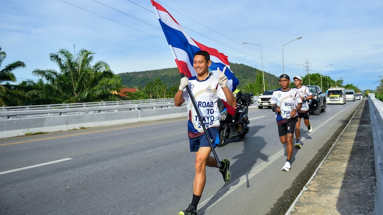"วิ่งผลัดธงไตรรงค์" วันที่ 21 คึกคักต่อเนื่อง ชาวชุมพรร่วมต้อนรับตลอดข้างทาง