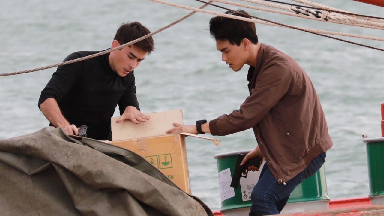 "หลุยส์-โอ๊ต" พลาดท่าติดกับดัก กระโดดลงทะเลหนีระเบิด ใน "ทะเลเดือด"