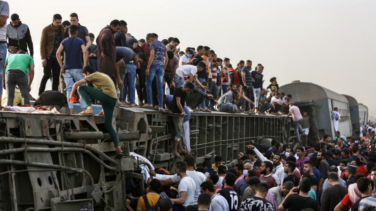 สลด เกิดเหตุรถไฟตกรางที่อียิปต์ คร่า 11 ศพ บาดเจ็บนับร้อยราย
