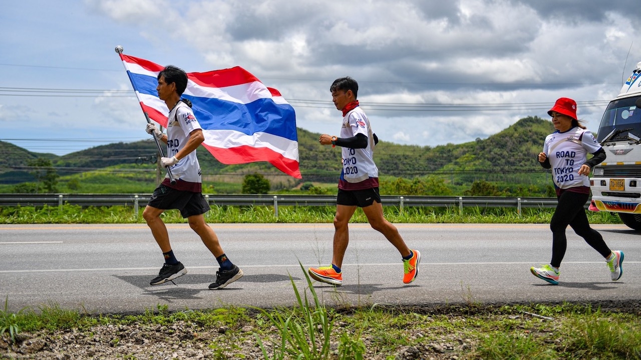 "วิ่งธงชาติไทย" ถึงประจวบฯ ผ่าน 22 วัน กำลังใจล้นหลามให้ทัพนักกีฬาไทยสู้ศึกโอลิมปิก