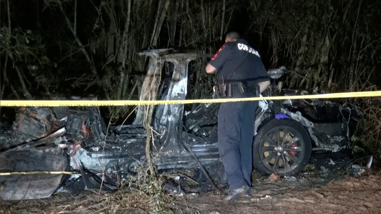 ช็อก รถเก๋งไฟฟ้าเทสลา แบบไร้คนขับ พุ่งชนต้นไม้ไฟลุกวอดที่เทกซัส ดับสลด 2